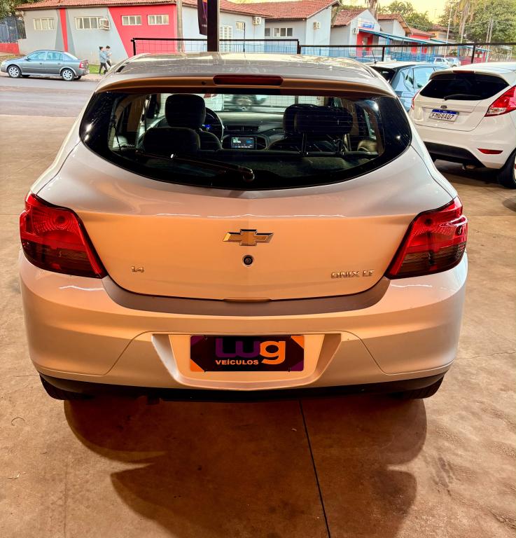 CHEVROLET Onix Hatch - Foto