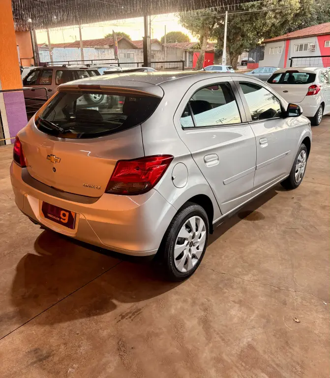 CHEVROLET Onix Hatch - Foto