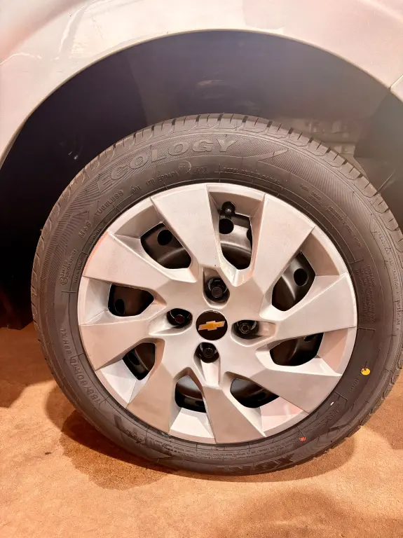 CHEVROLET Onix Hatch - Foto