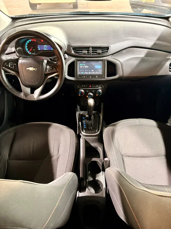 CHEVROLET Onix Hatch - Foto