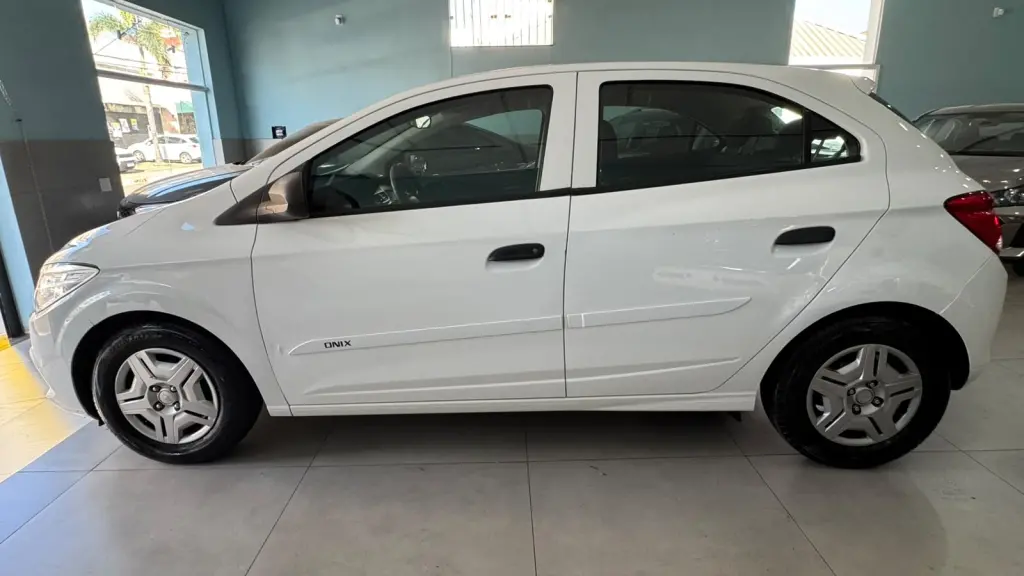 CHEVROLET Onix Hatch - Foto