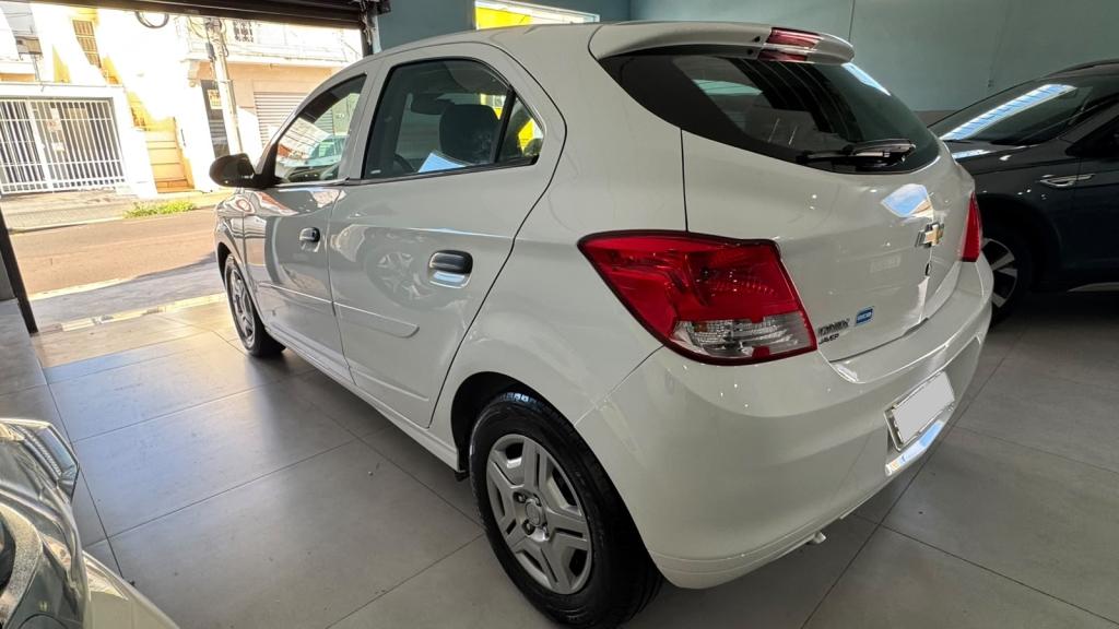 CHEVROLET Onix Hatch - Foto