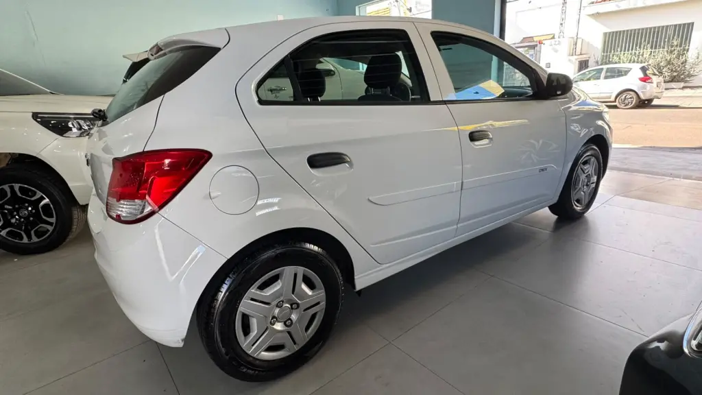 CHEVROLET Onix Hatch - Foto