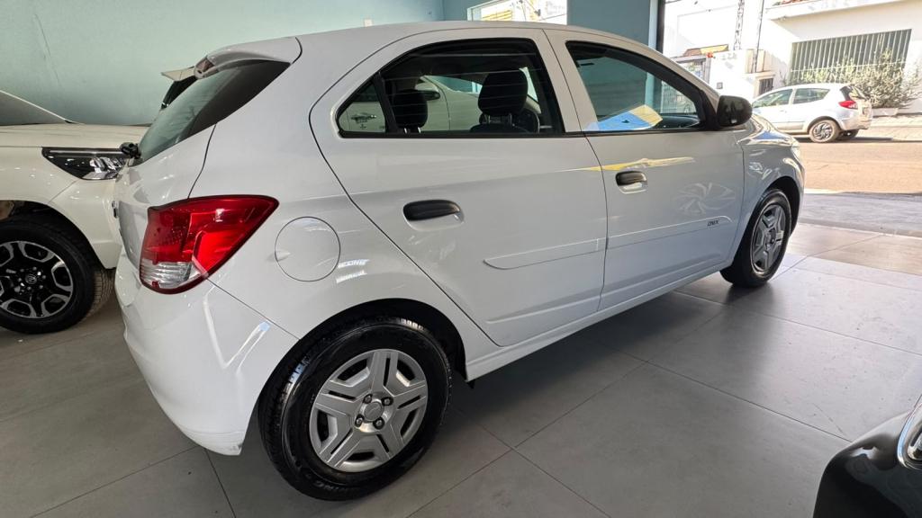 CHEVROLET Onix Hatch - Foto
