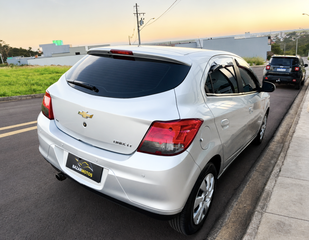 CHEVROLET Onix Hatch - Foto