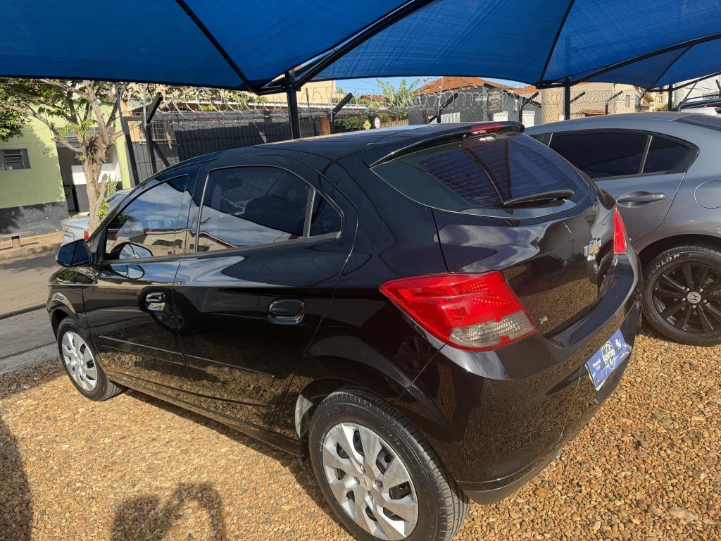 CHEVROLET Onix Hatch - Foto