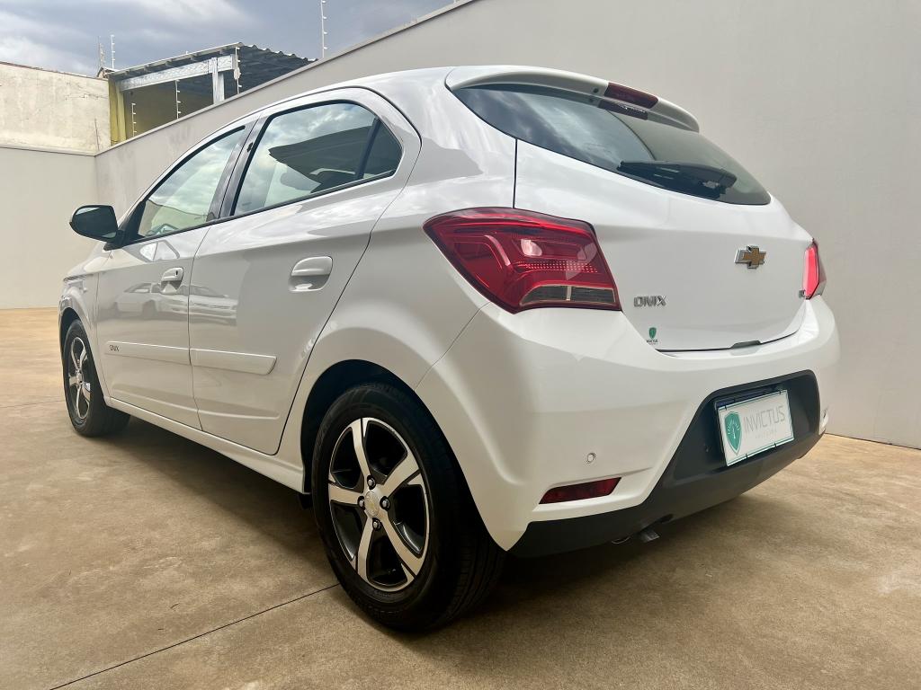 CHEVROLET Onix Hatch - Foto