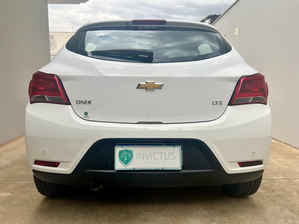 CHEVROLET Onix Hatch - Foto