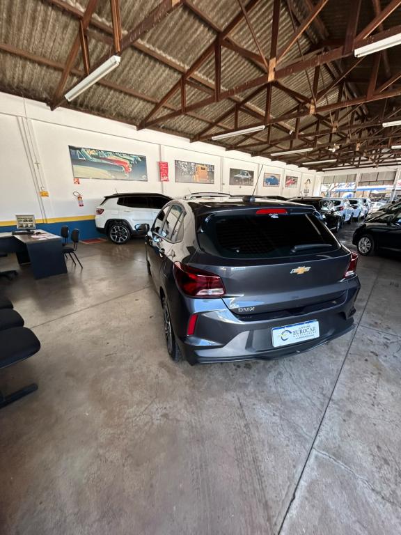 CHEVROLET Onix Hatch - Foto