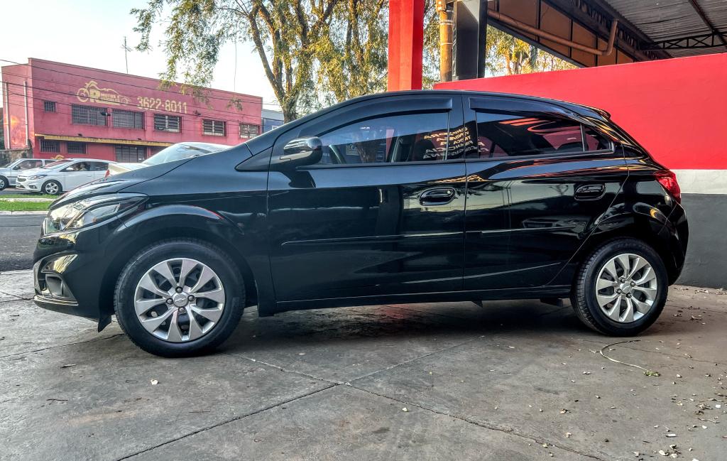 CHEVROLET Onix Hatch - Foto