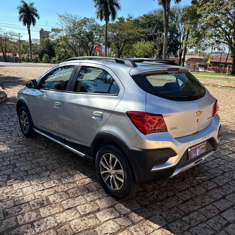 CHEVROLET Onix Hatch - Foto