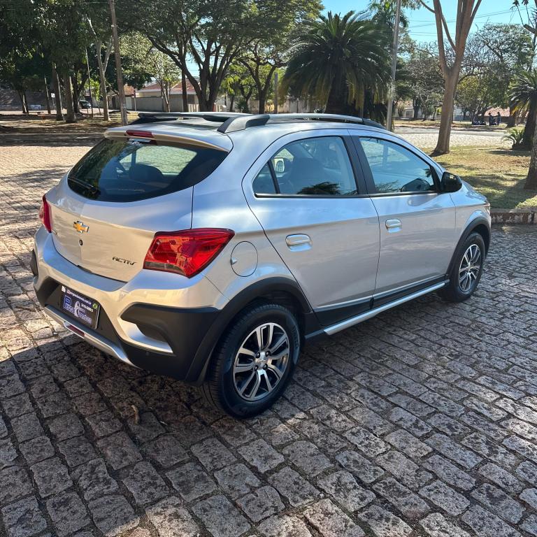 CHEVROLET Onix Hatch - Foto