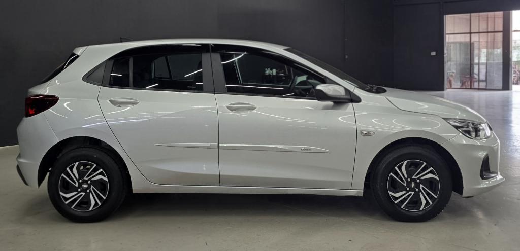 CHEVROLET Onix Hatch - Foto