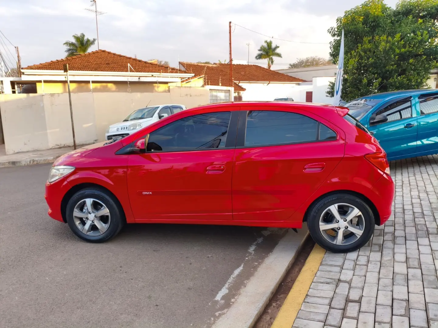 CHEVROLET Onix Hatch - Foto