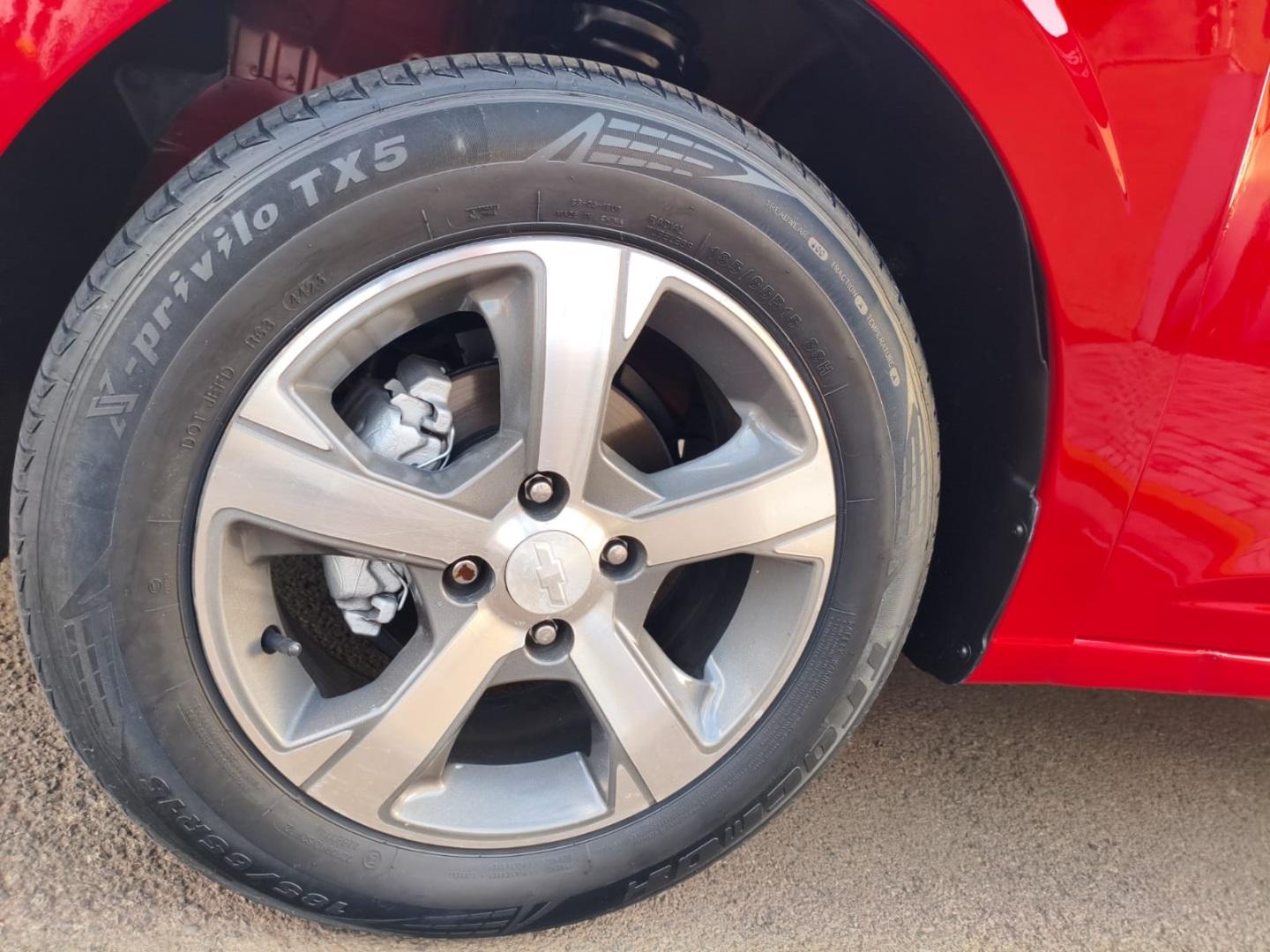 CHEVROLET Onix Hatch - Foto