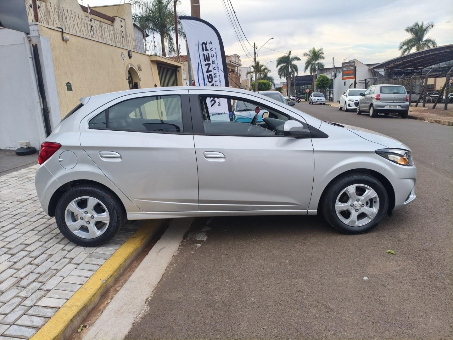 CHEVROLET Onix Hatch - Foto