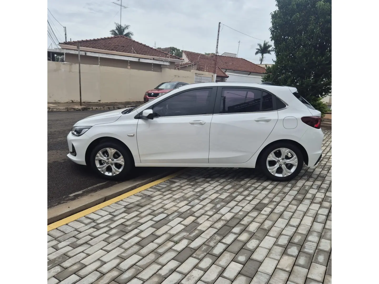 CHEVROLET Onix Hatch - Foto