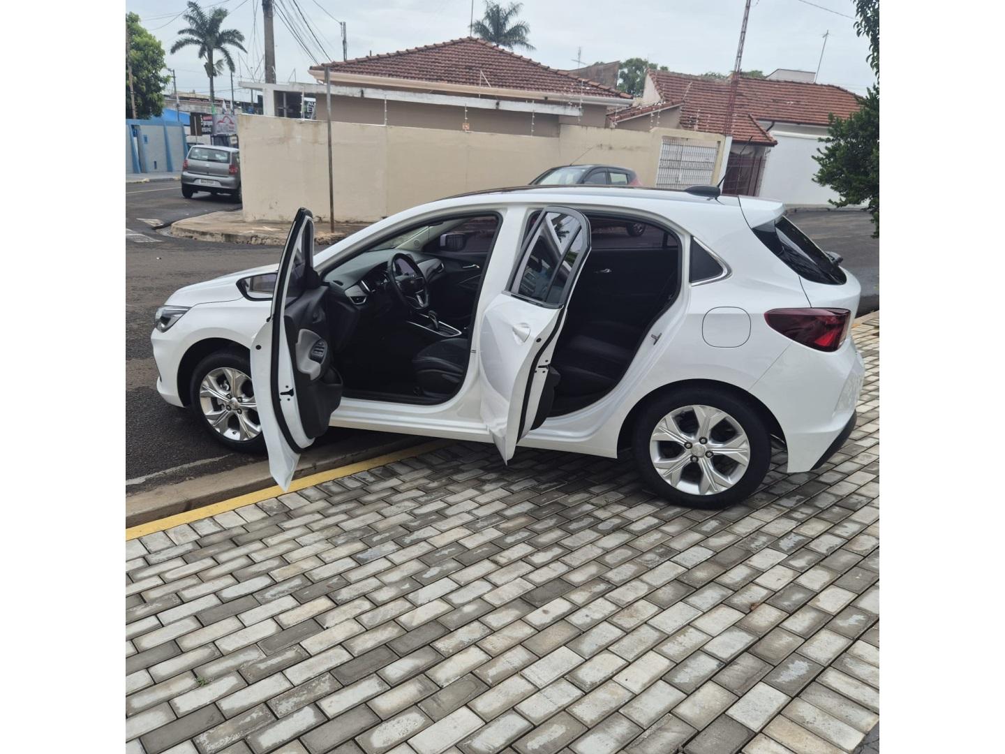 CHEVROLET Onix Hatch - Foto