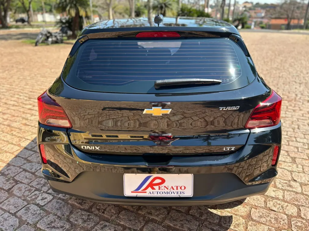 CHEVROLET Onix Hatch - Foto