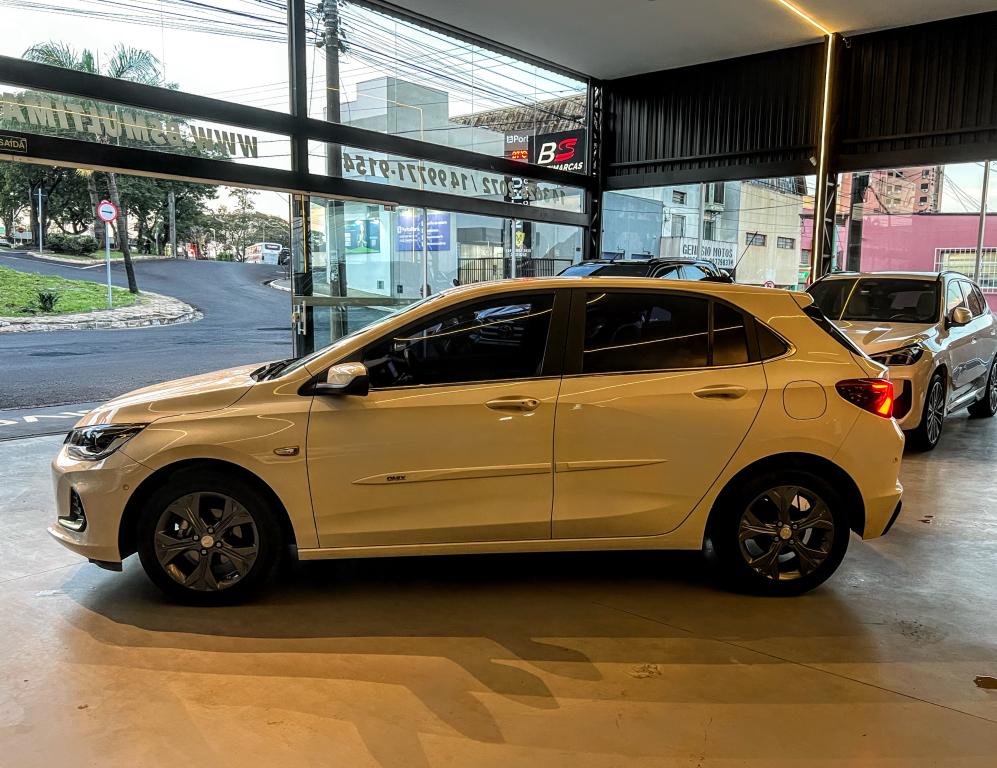 CHEVROLET Onix Hatch - Foto