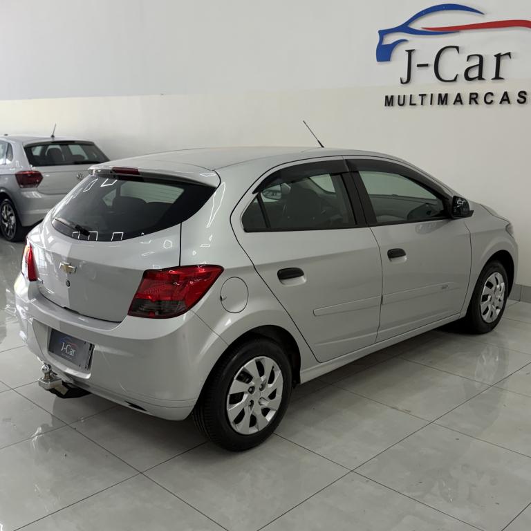 CHEVROLET Onix Hatch - Foto