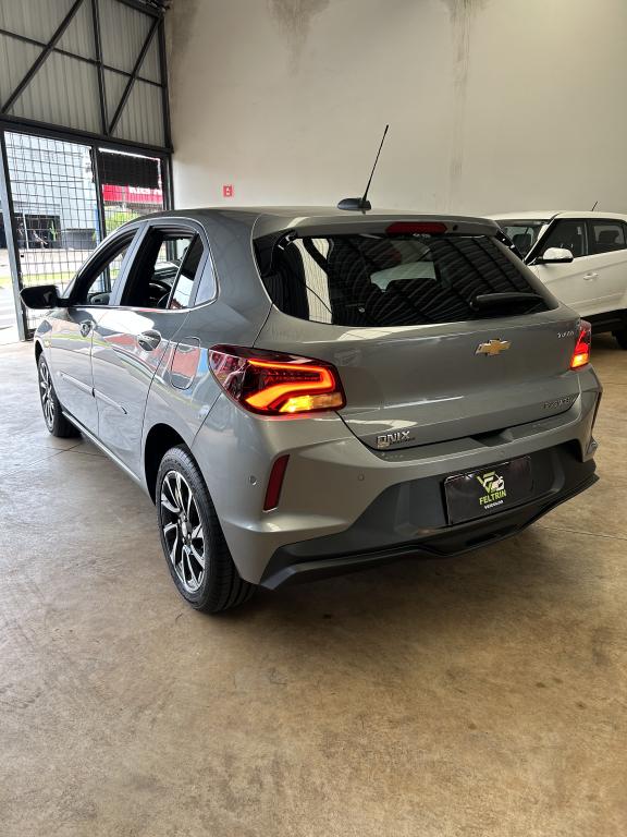 CHEVROLET Onix Hatch - Foto