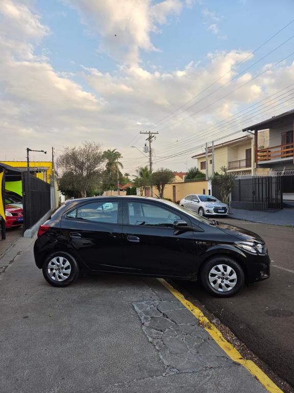 CHEVROLET Onix Hatch - Foto