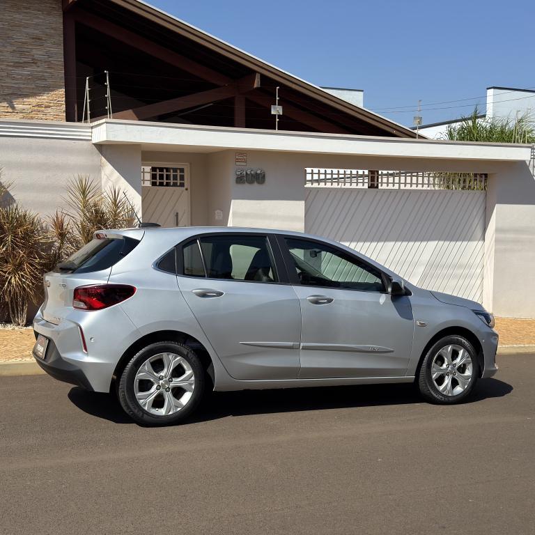 CHEVROLET Onix Hatch - Foto