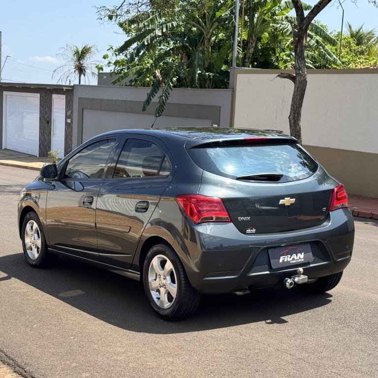CHEVROLET Onix Hatch - Foto