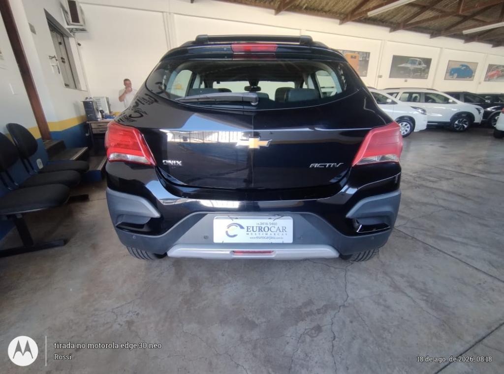CHEVROLET Onix Hatch - Foto