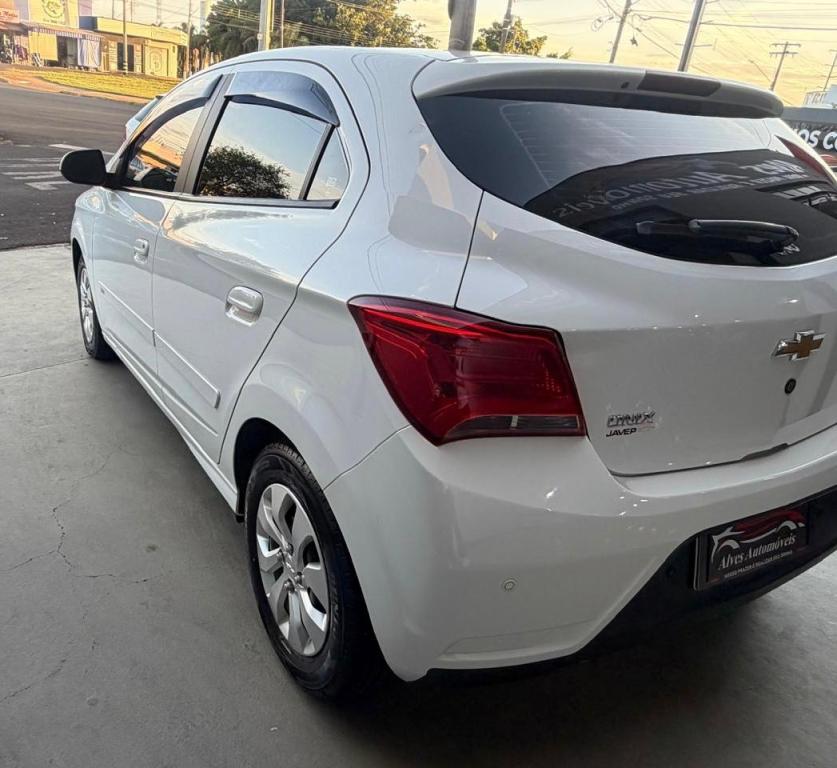 CHEVROLET Onix Hatch - Foto