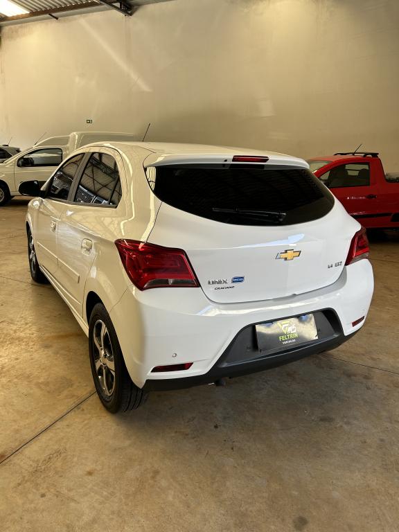 CHEVROLET Onix Hatch - Foto