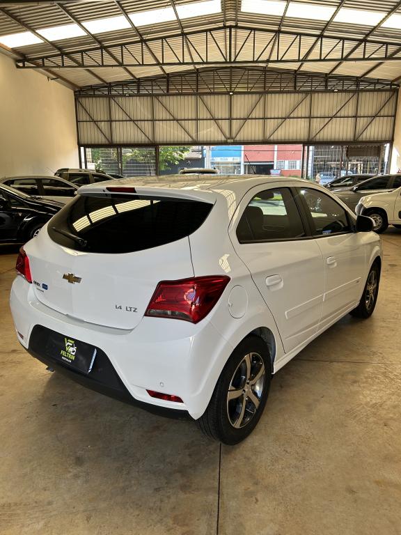 CHEVROLET Onix Hatch - Foto