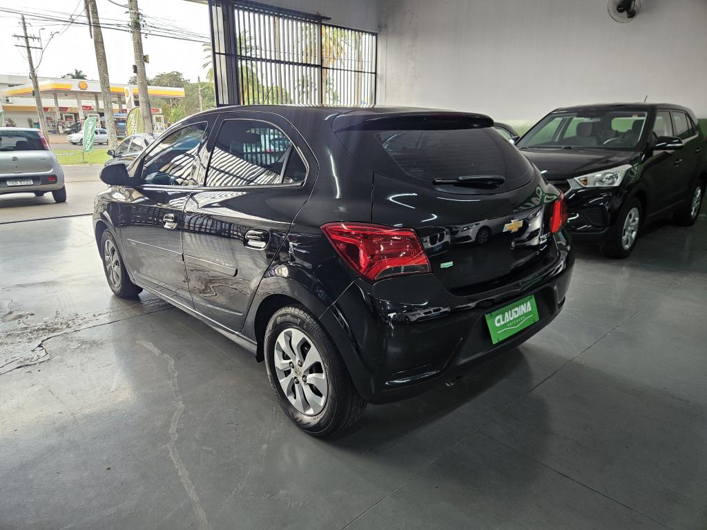 CHEVROLET Onix Hatch - Foto