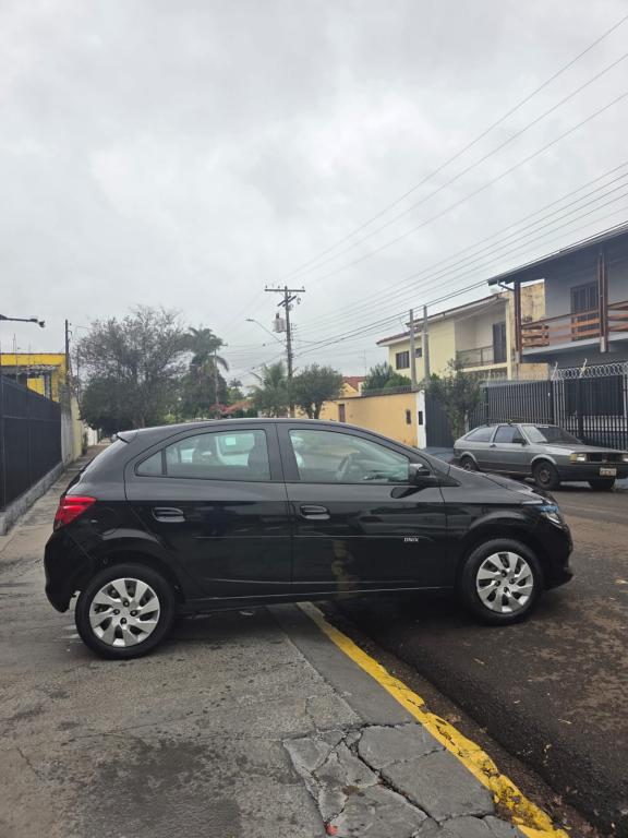 CHEVROLET Onix Hatch - Foto