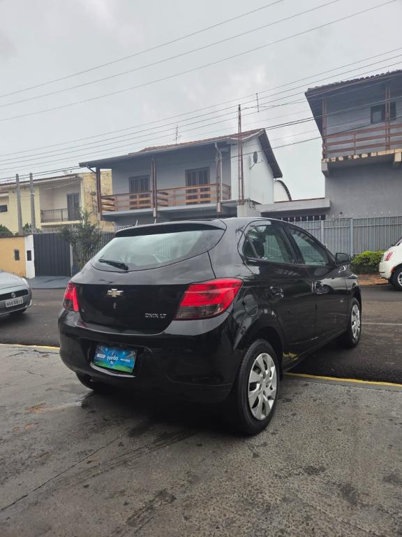 CHEVROLET Onix Hatch - Foto