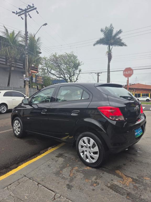 CHEVROLET Onix Hatch - Foto
