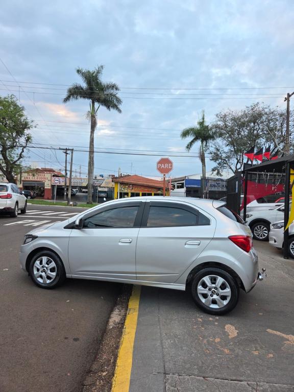 CHEVROLET Onix Hatch - Foto