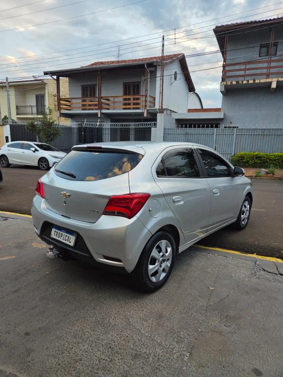 CHEVROLET Onix Hatch - Foto