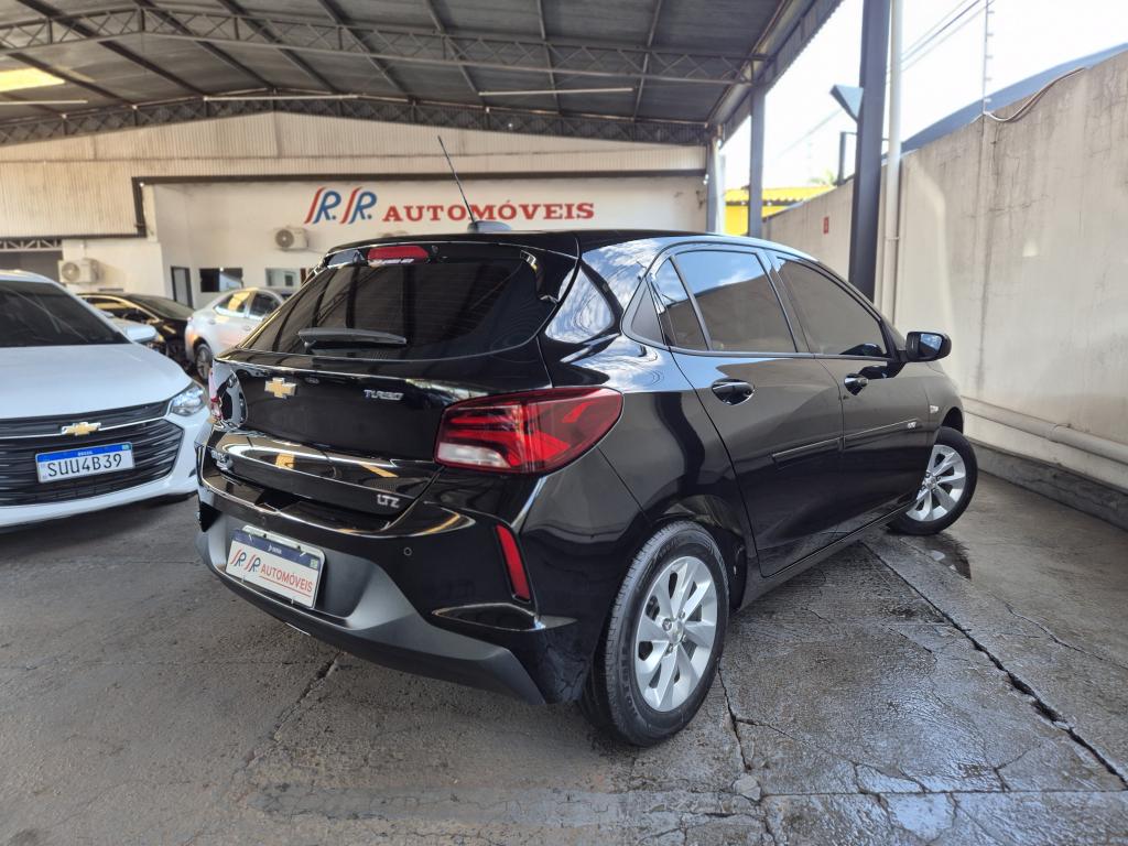 CHEVROLET Onix Hatch - Foto