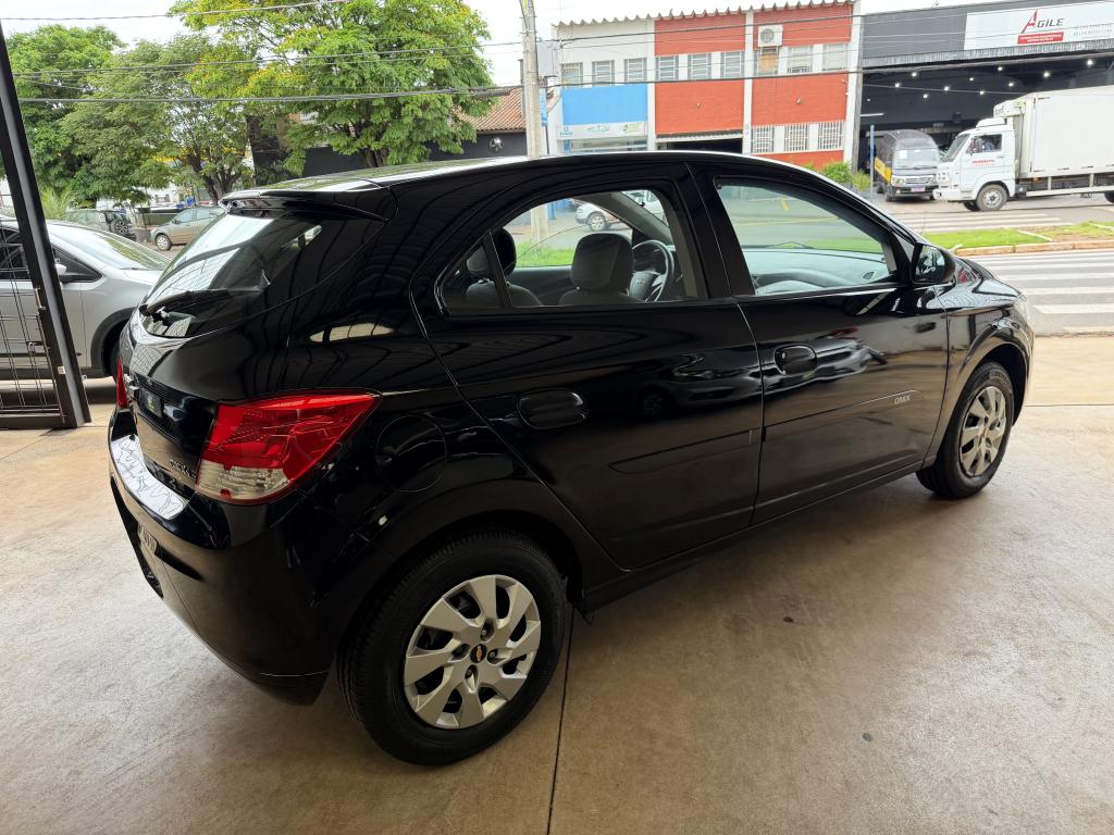 CHEVROLET Onix Hatch - Foto