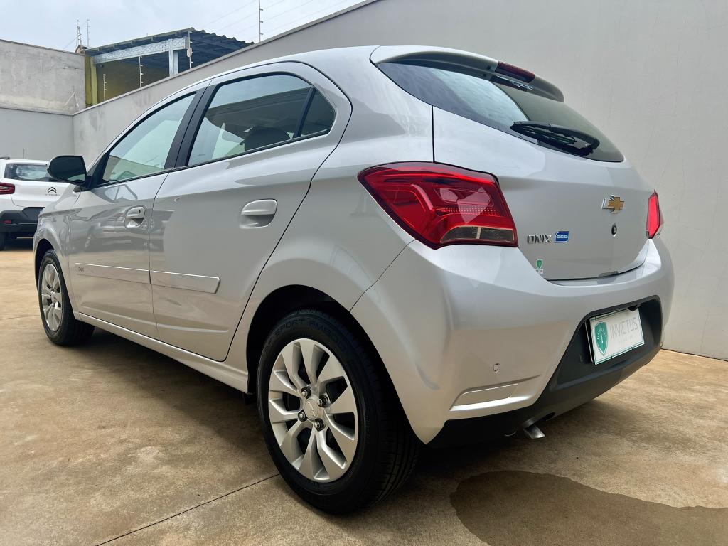CHEVROLET Onix Hatch - Foto