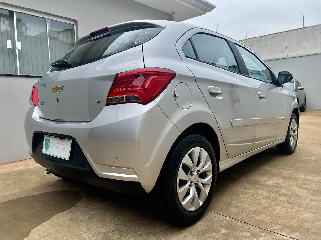 CHEVROLET Onix Hatch - Foto