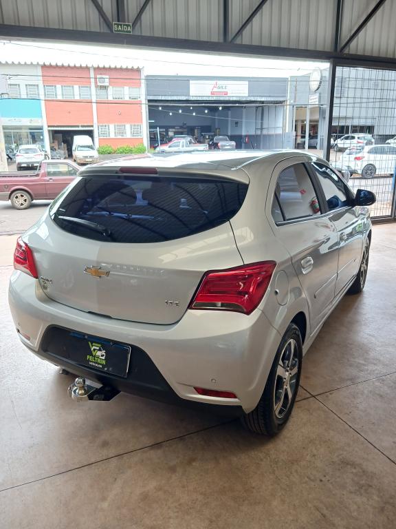 CHEVROLET Onix Hatch - Foto