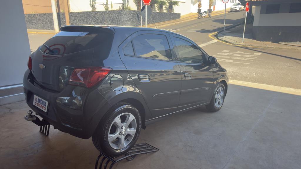 CHEVROLET Onix Hatch - Foto
