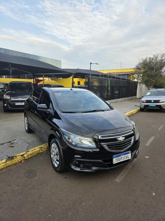 CHEVROLET Onix Hatch - Foto