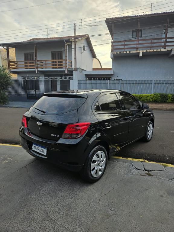 CHEVROLET Onix Hatch - Foto