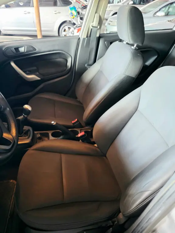 FORD Fiesta Hatch - Foto