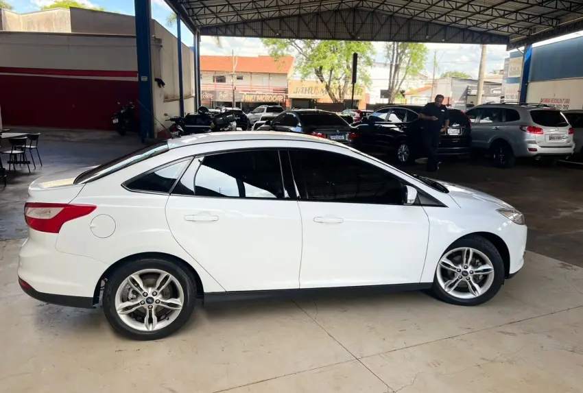 FORD Focus Sedan - Foto