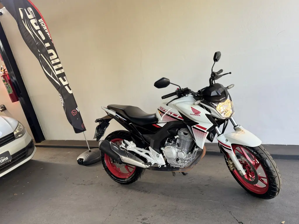 HONDA CB 250 F Twister - Foto